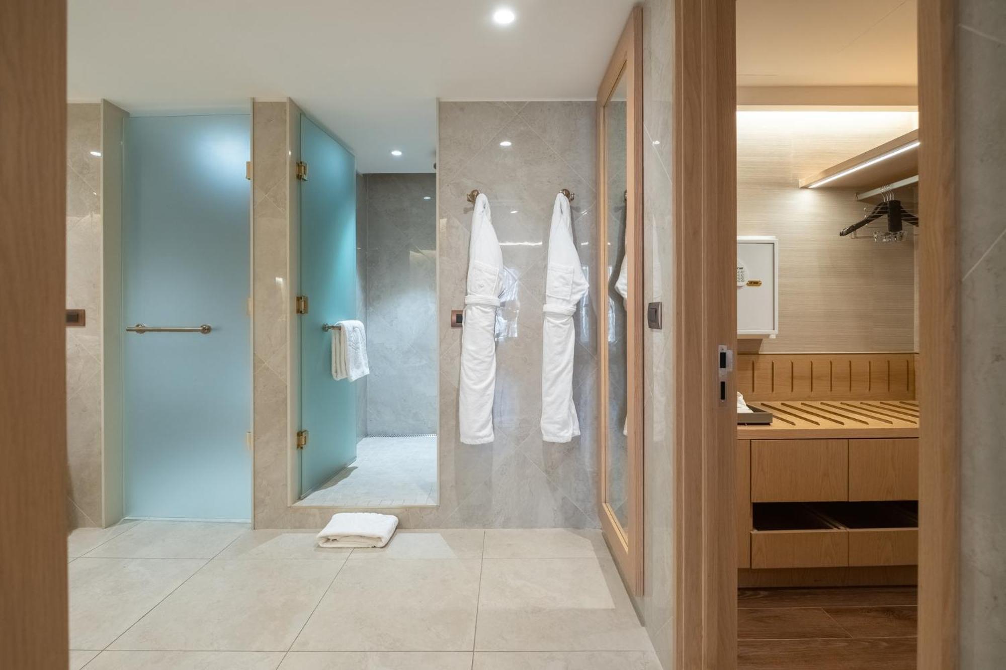 Mandarin Oriental, Santiago Hotel Eksteriør billede A modern bathroom