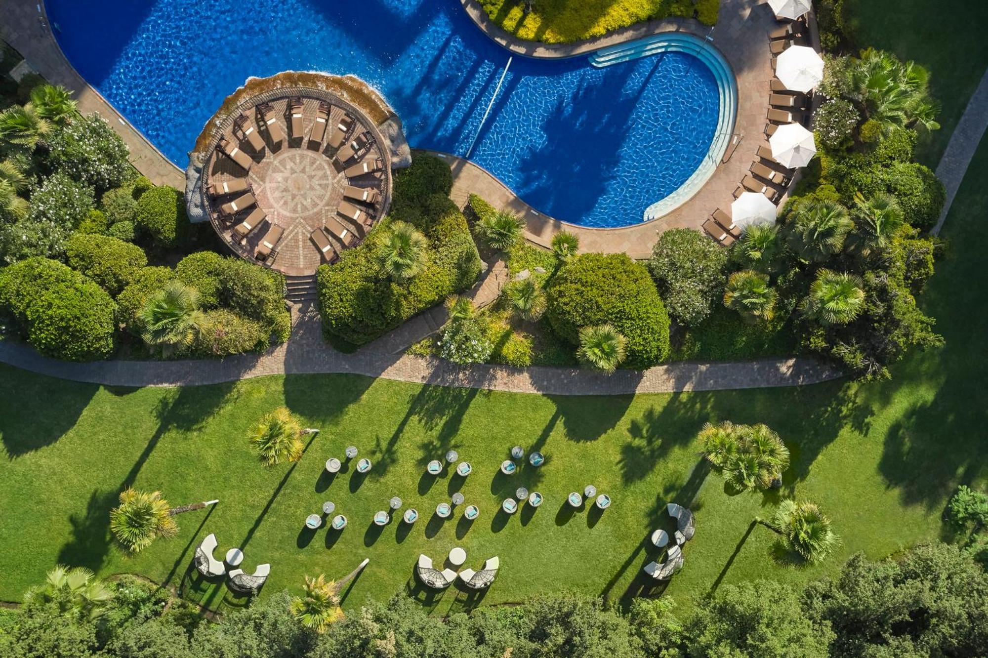 Mandarin Oriental, Santiago Hotel Eksteriør billede Aerial view of the pool at the Four Seasons Hotel
